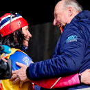 Marit Bjørgen gratuleres av Kongeparet etter seier på damenes 30-kilometer. Foto: Jon Olav Nesvold / NTB scanpix